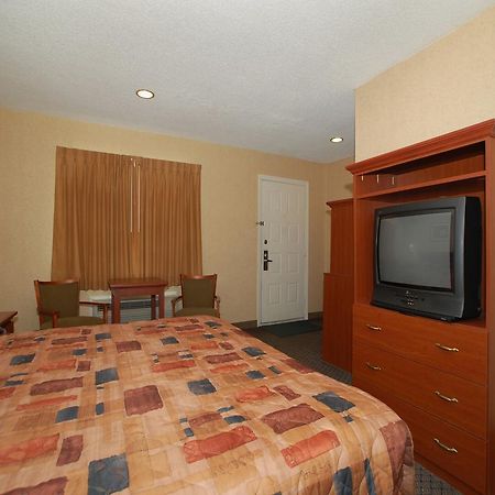 Econo Lodge Inn & Suites Downtown Rensselaer Room photo