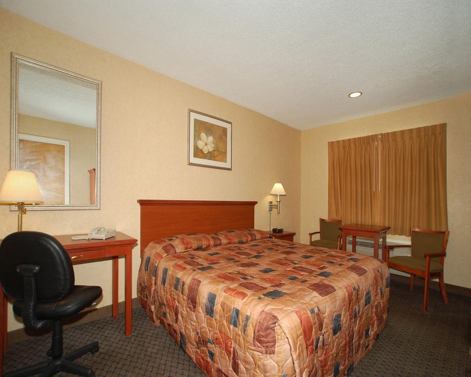 Econo Lodge Inn & Suites Downtown Rensselaer Room photo