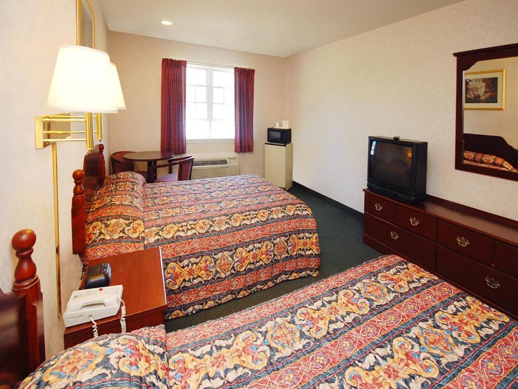 Econo Lodge Inn & Suites Downtown Rensselaer Room photo