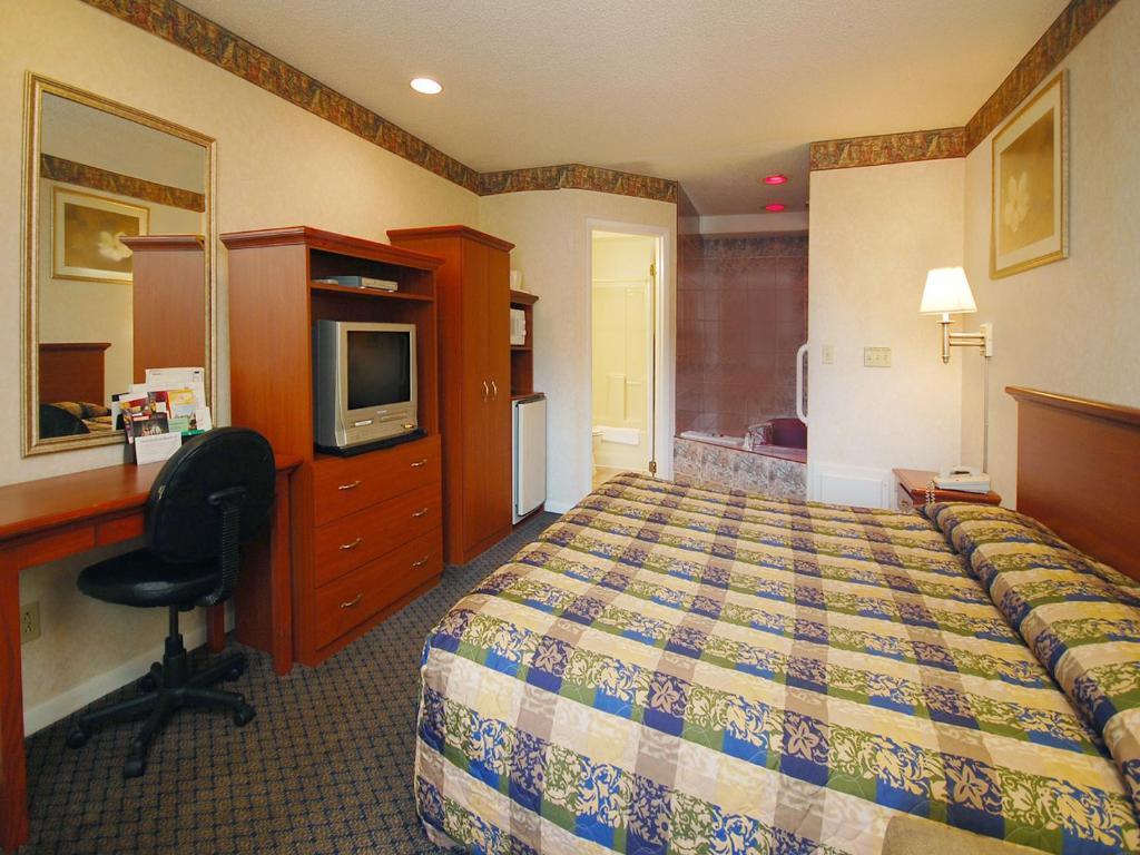 Econo Lodge Inn & Suites Downtown Rensselaer Room photo