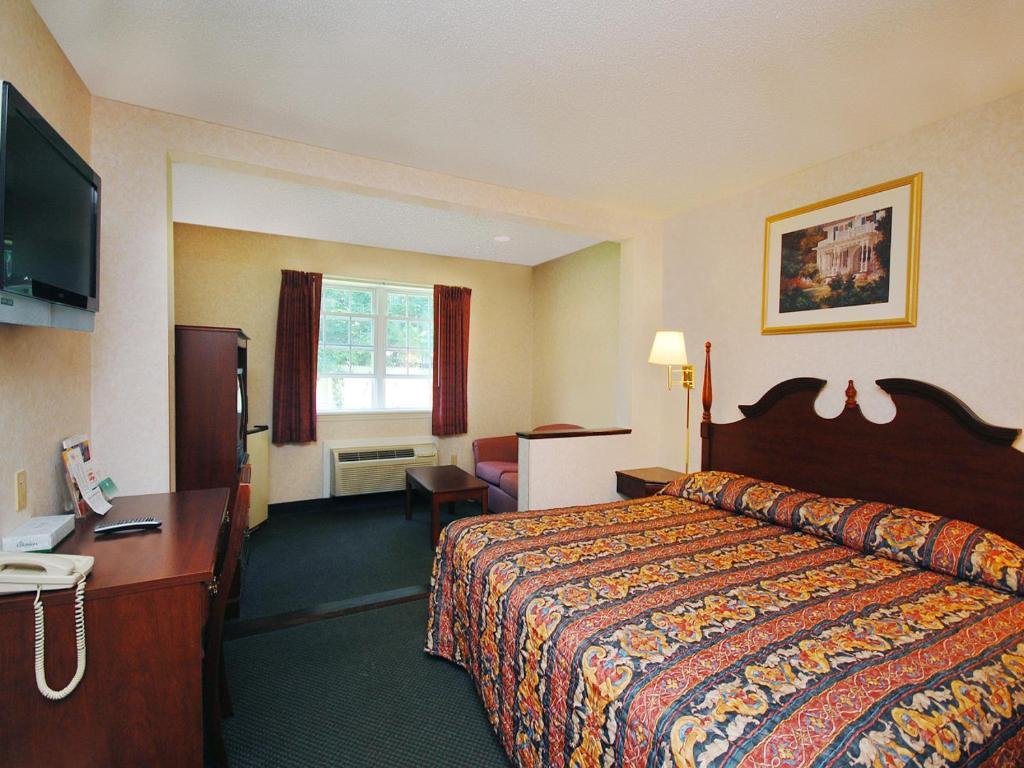 Econo Lodge Inn & Suites Downtown Rensselaer Room photo